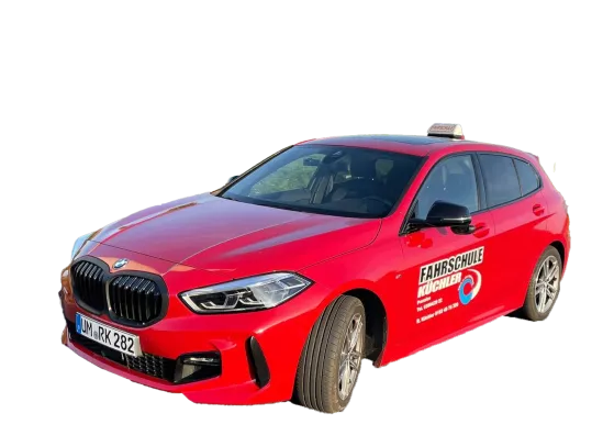 1-er BMW mit Schaltung in Rot der Fahrschule Küchler