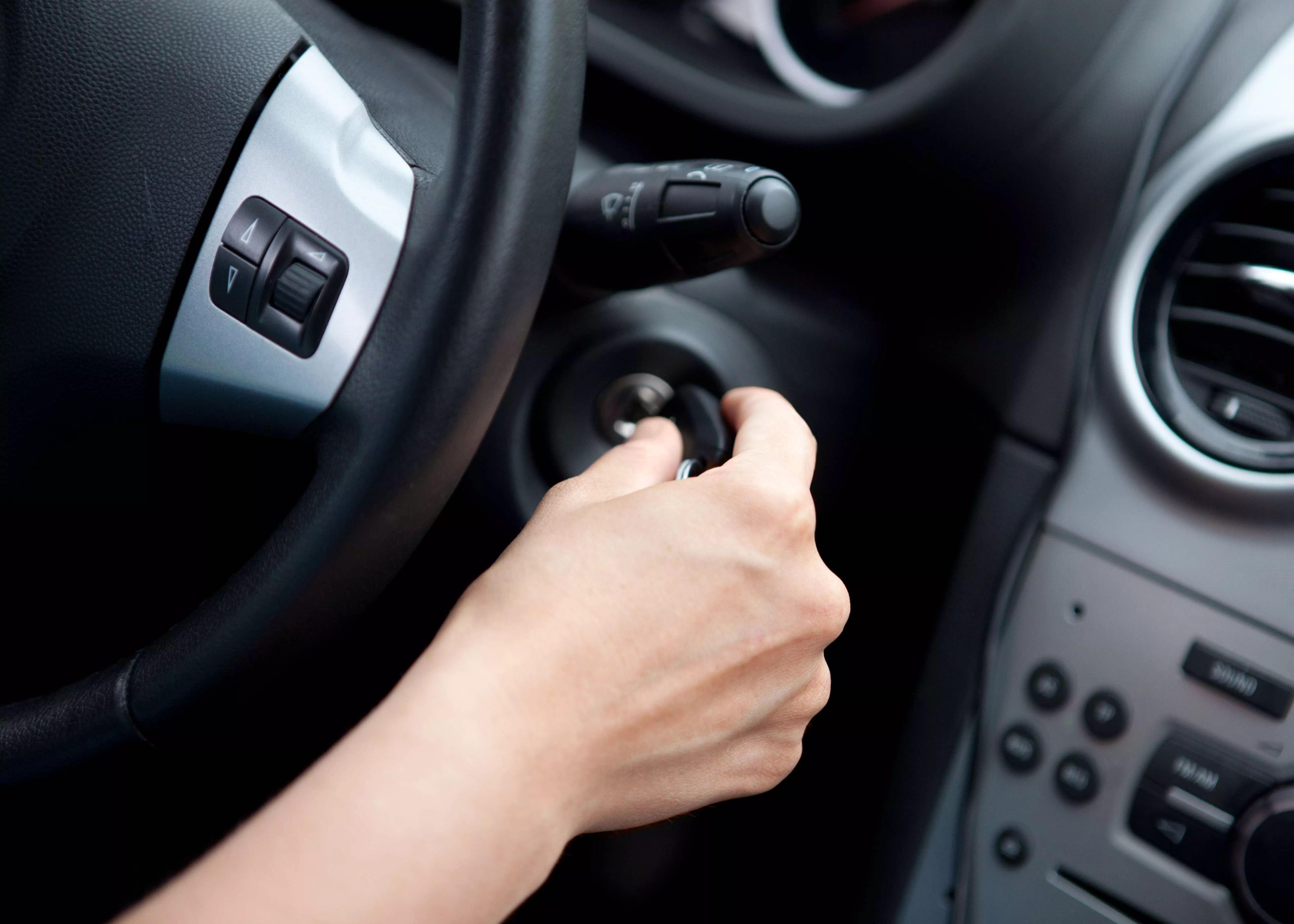 Schlüssel im Zündschloss eines Autos