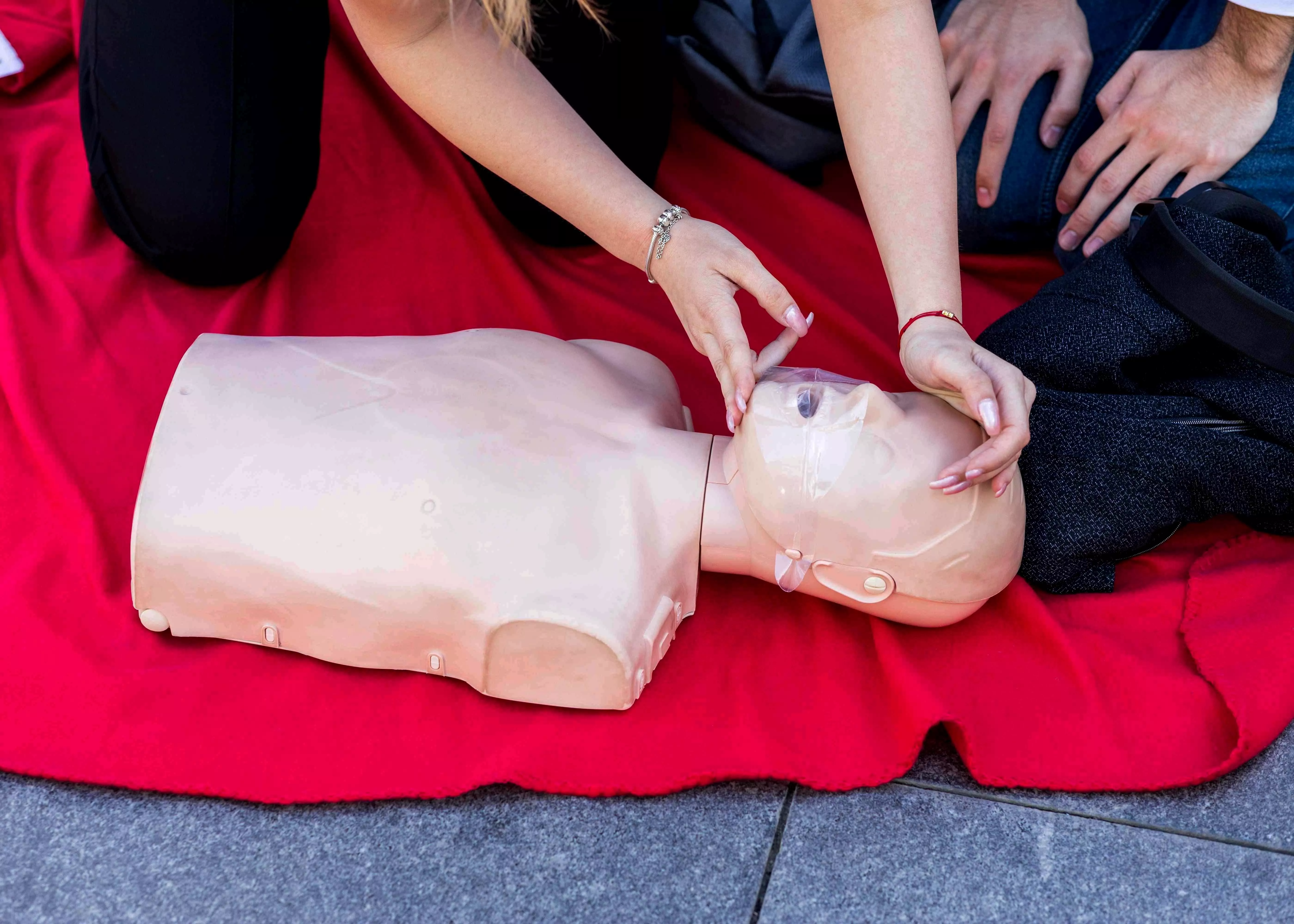 Erste Hilfe an einer Puppe im erste Hilfe Kurs