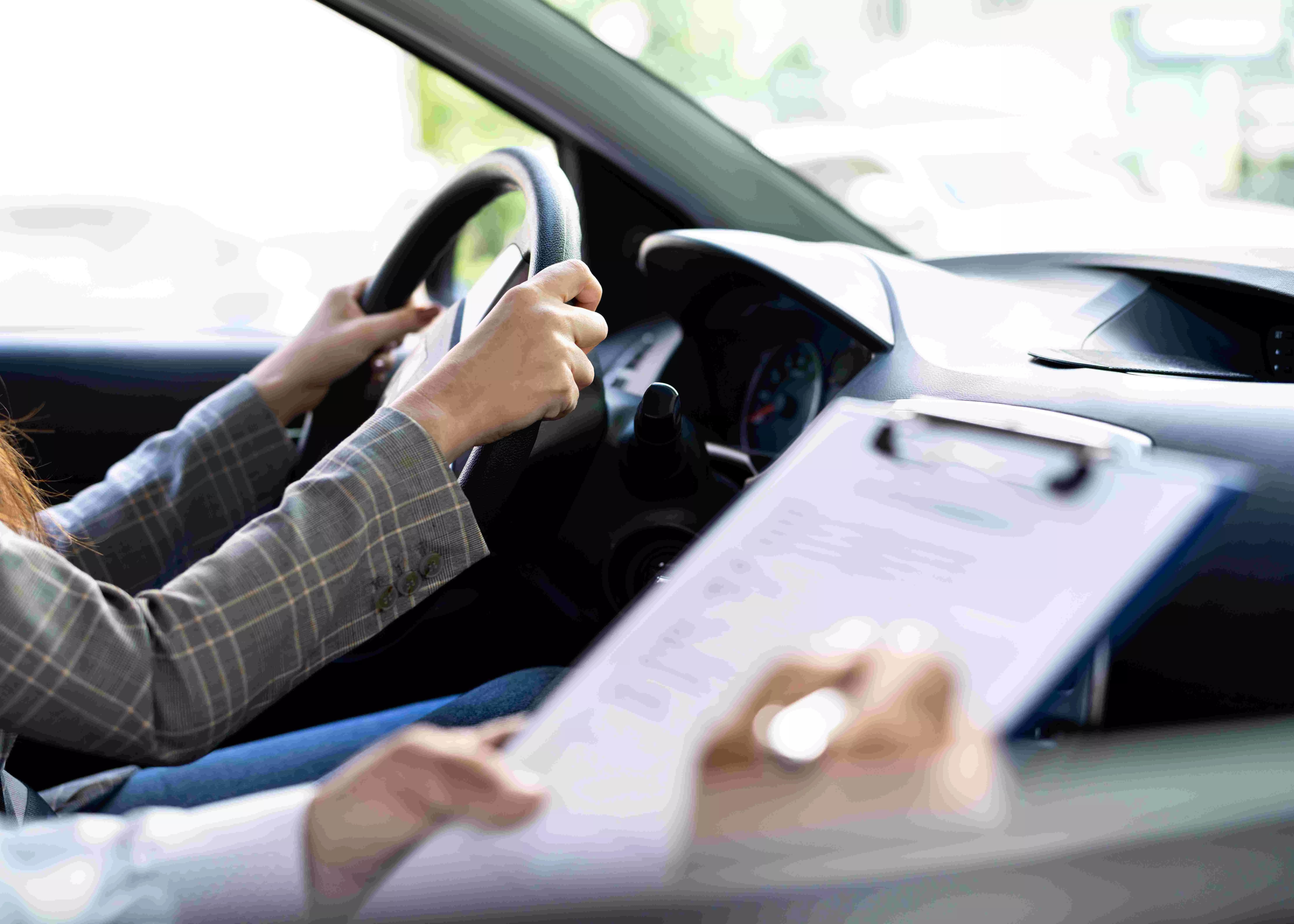 praktische Fahrschulprüfung einer Fahrschülerin