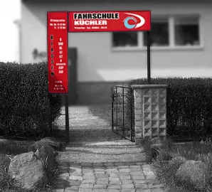 Schild am Eingang der Fahrschule Küchler mit Logo